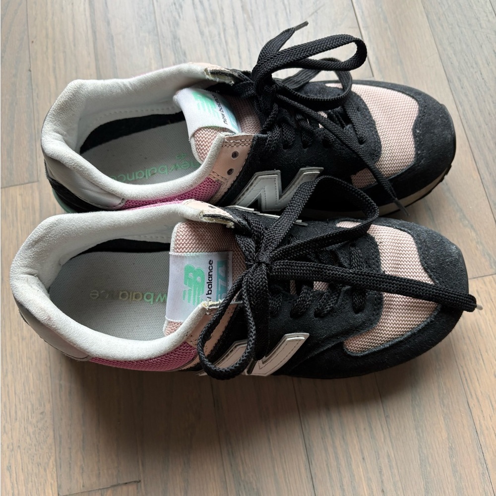 New Balance Women's Black and Pink Sneakers